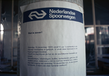 827654 Afbeelding van een affiche van de Nederlandse Spoorwegen met daarop de aankondiging dat het oude stationsgebouw ...